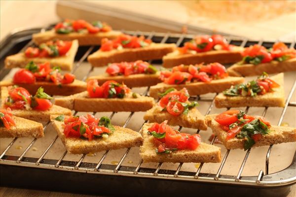 Bruschetta med hvidløg, tomat og mozzarella