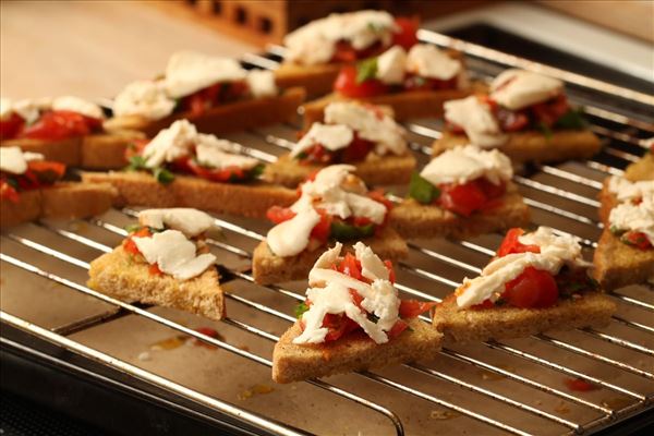 Bruschetta med hvidløg, tomat og mozzarella