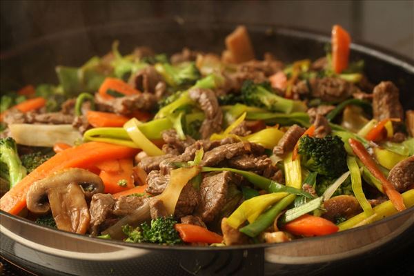 Nem wok med oksekød og grønsager