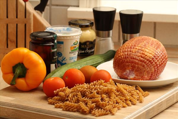 Pastasalat med skinke og sennepsdressing