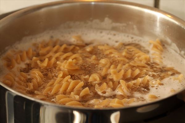 Pastasalat med skinke og sennepsdressing