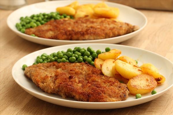 Wienerschnitzel med kartofler og ærter