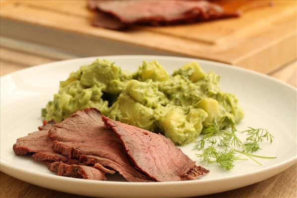 Grillet roastbeef med avocadokartoffelsalat