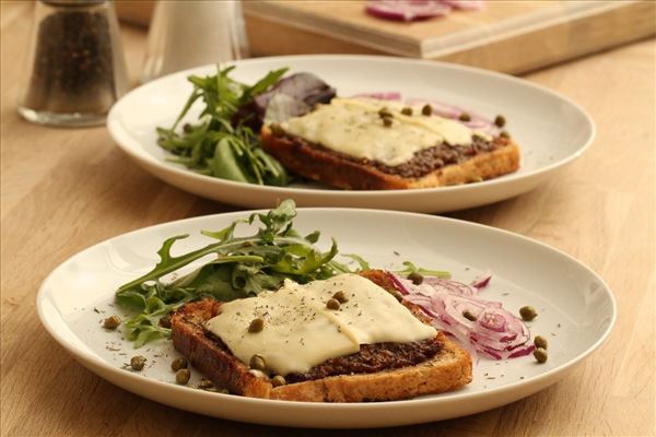 Cheese sandwichbøf med salat, kapers og rødløg