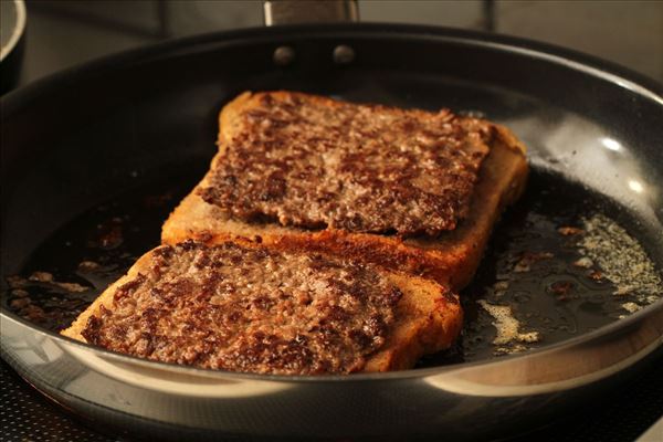 Cheese sandwichbøf med salat, kapers og rødløg