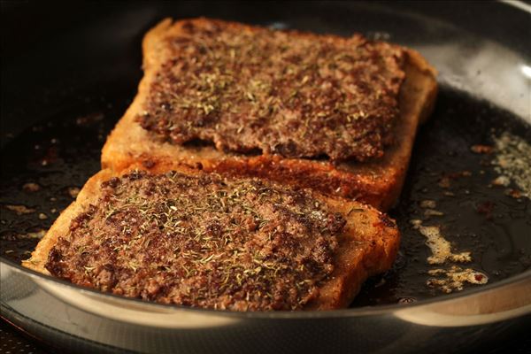 Cheese sandwichbøf med salat, kapers og rødløg