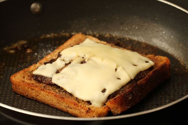 Cheese sandwichbøf med salat, kapers og rødløg