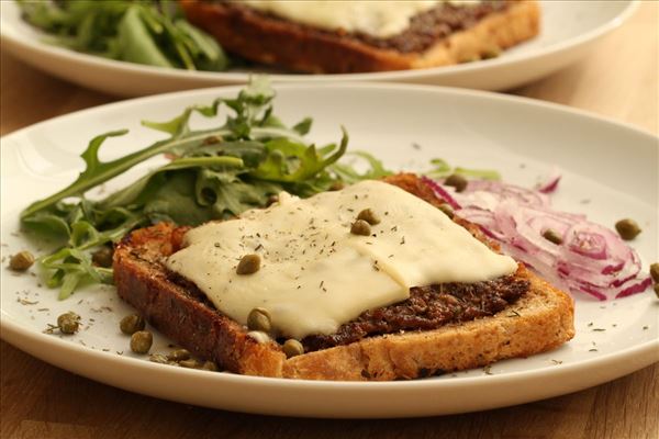 Cheese sandwichbøf med salat, kapers og rødløg