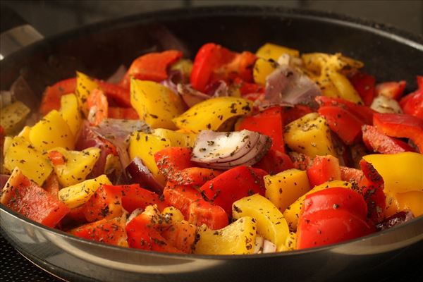 Ostegratineret peberfrugter med brød