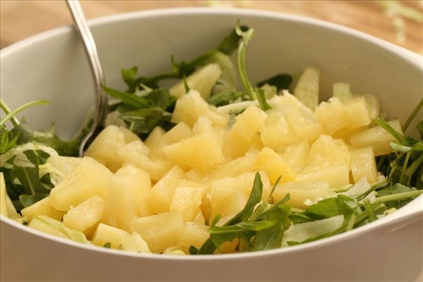 Kyllingesalat med ananas og ristede solsikkekerner