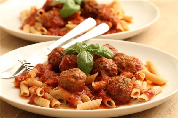 Italienske kødboller med tomatsauce og pasta