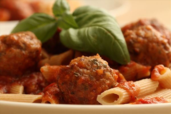 Italienske kødboller med tomatsauce og pasta