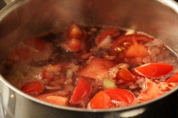 Italienske kødboller med tomatsauce og pasta