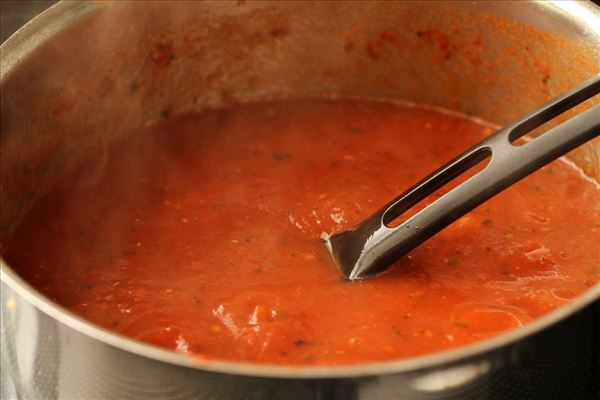 Italienske kødboller med tomatsauce og pasta