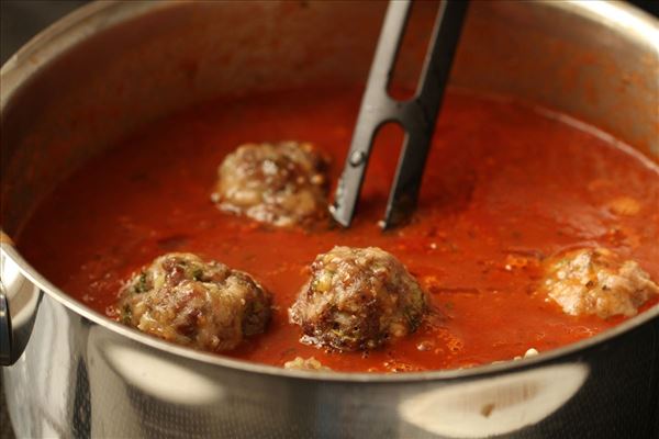 Italienske kødboller med tomatsauce og pasta