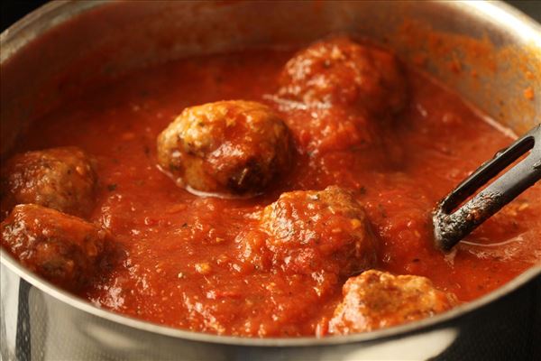 Italienske kødboller med tomatsauce og pasta