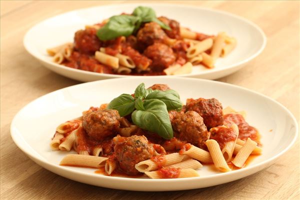 Italienske kødboller med tomatsauce og pasta