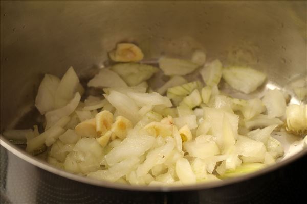 Italienske kødboller med tomatsauce og pasta