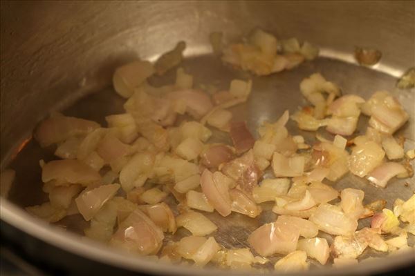 Kold ærtesuppe med brød