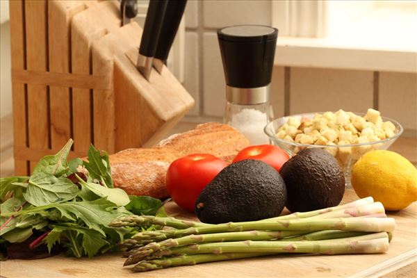 Grøn salat med avocado og asparges