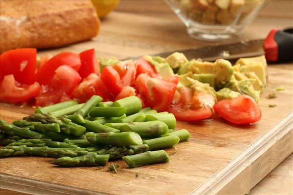 Grøn salat med avocado og asparges