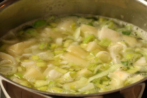 Persillerodssuppe med porre og kartoffel