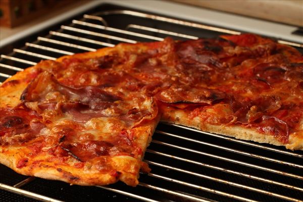 Pizza med Serranoskinke og Chorizo