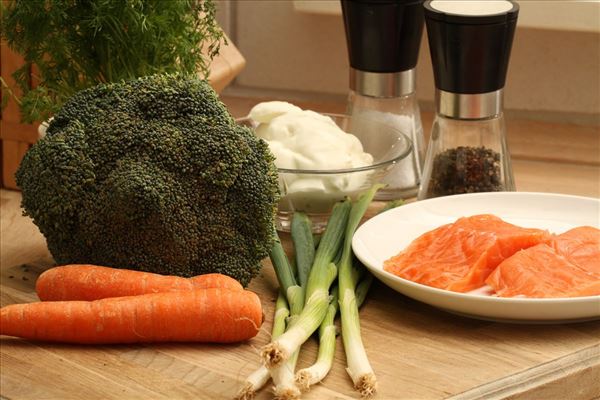 Urtebagt laks med broccoli