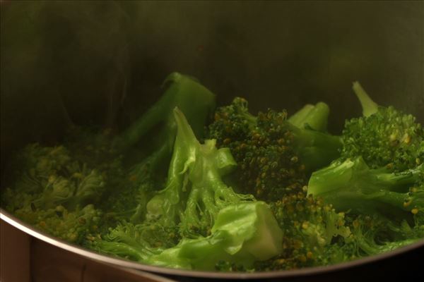 Urtebagt laks med broccoli