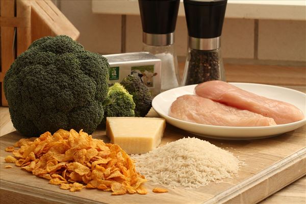 Kylling med cornflakes i ovn med ris og broccoli