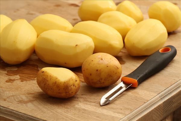 Pølseret med løg og kartofler
