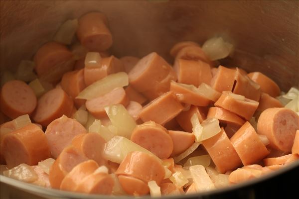 Pølseret med løg og kartofler