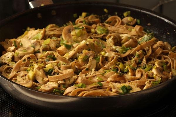 Frisk pasta med grøn pesto og kylling