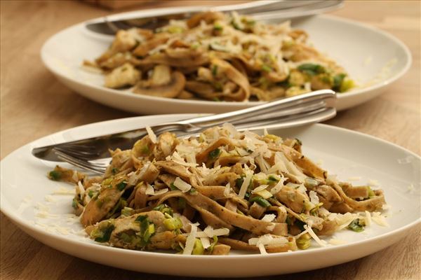 Frisk pasta med grøn pesto og kylling