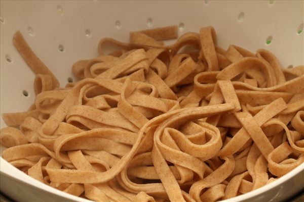 Frisk pasta med grøn pesto og kylling