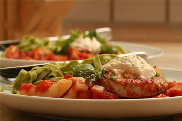 Italienske koteletter i fad med frisk pasta