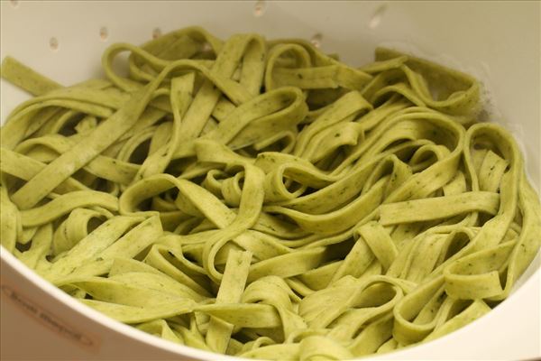 Italienske koteletter i fad med frisk pasta